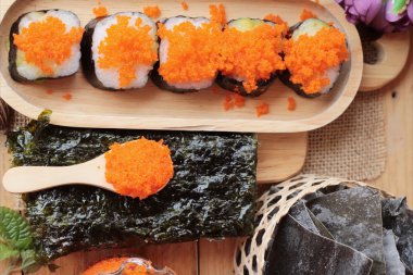 Suşi roll karides yumurta ile lezzetlidir