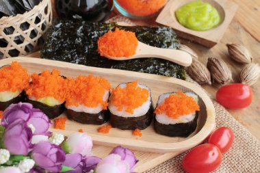 Suşi roll karides yumurta ile lezzetlidir