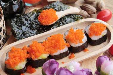 Suşi roll karides yumurta ile lezzetlidir