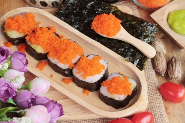 Suşi roll karides yumurta ile lezzetlidir
