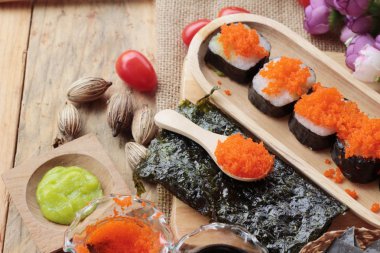 Suşi roll karides yumurta ile lezzetlidir