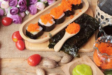 Suşi roll karides yumurta ile lezzetlidir