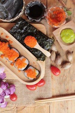 Suşi roll karides yumurta ile lezzetlidir