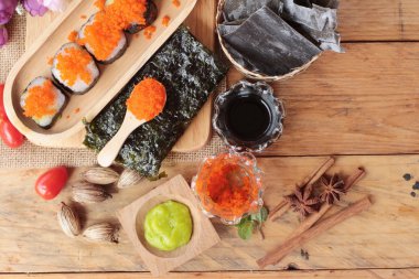 Suşi roll karides yumurta ile lezzetlidir