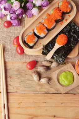 Suşi roll karides yumurta ile lezzetlidir