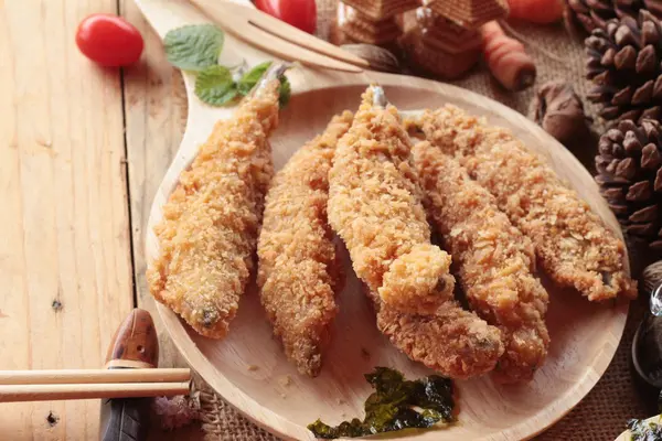 Sause ile kızarmış shishamo bir lezzetlidir.