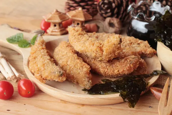 Sause ile kızarmış shishamo bir lezzetlidir.