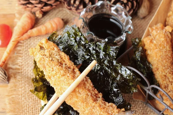 Sause ile kızarmış shishamo bir lezzetlidir.