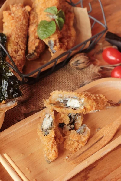 Sause ile kızarmış shishamo bir lezzetlidir.