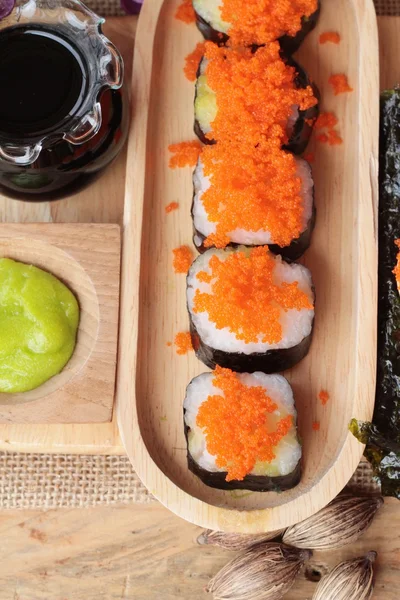Sushi gulung dengan telur udang lezat — Stok Foto