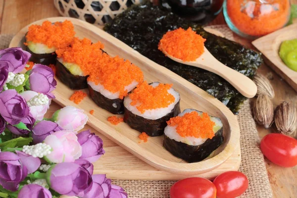 Rollo de sushi con huevos de camarón es delicioso — Foto de Stock