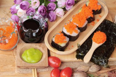 Suşi roll karides yumurta ile lezzetlidir