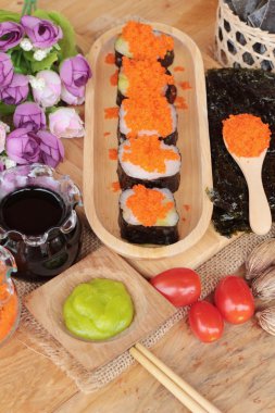 Suşi roll karides yumurta ile lezzetlidir