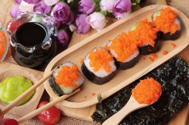 Suşi roll karides yumurta ile lezzetlidir