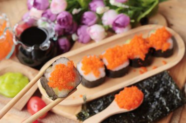 Suşi roll karides yumurta ile lezzetlidir