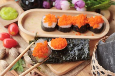 Suşi roll karides yumurta ile lezzetlidir
