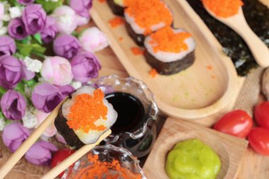 Suşi roll karides yumurta ile lezzetlidir
