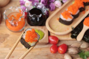 Suşi roll karides yumurta ile lezzetlidir