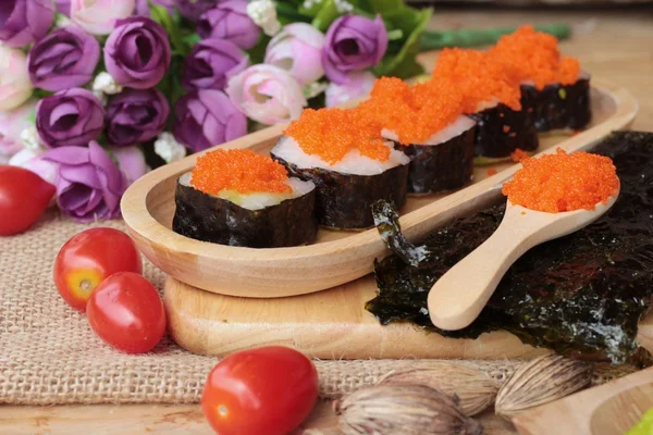 Sushi gulung dengan telur udang lezat — Stok Foto