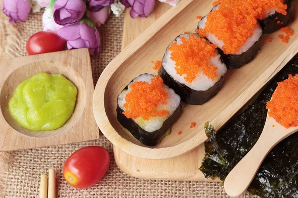 Sushi gulung dengan telur udang lezat — Stok Foto