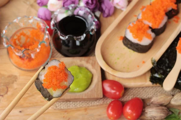 Rolo de sushi com ovos de camarão é delicioso — Fotografia de Stock