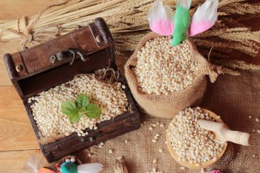 ham ahşap arka plan üzerinde arpa