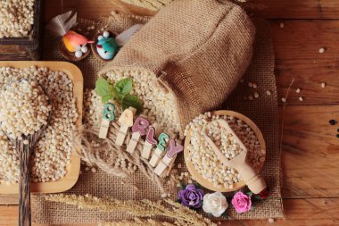 ham ahşap arka plan üzerinde arpa