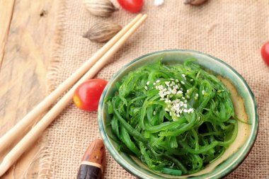 Yosun salatası çok lezzetli ve deniz yosunu kurur