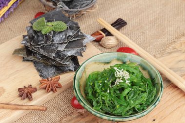 Yosun salatası çok lezzetli ve deniz yosunu kurur