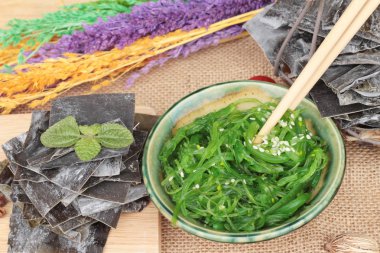 Yosun salatası çok lezzetli ve deniz yosunu kurur