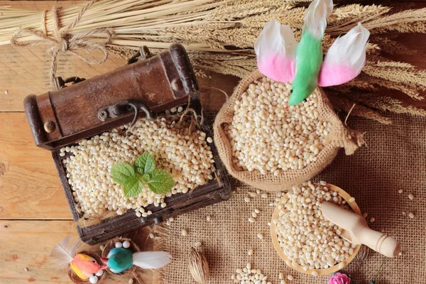 Cruda la cebada sobre fondo de madera — Foto de Stock