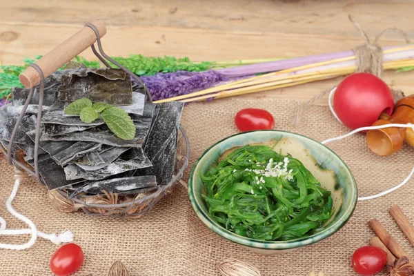 Seaweed salad is delicious and dries seaweed — Stock Photo, Image