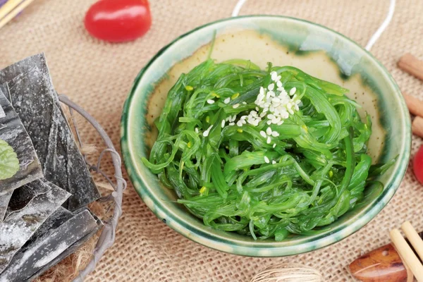 L'insalata di alghe è deliziosa e asciuga le alghe marine — Foto Stock