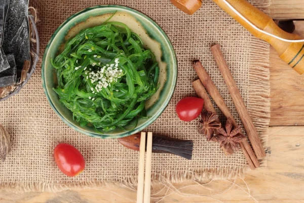 Algensalat ist köstlich und trocknet Algen — Stockfoto