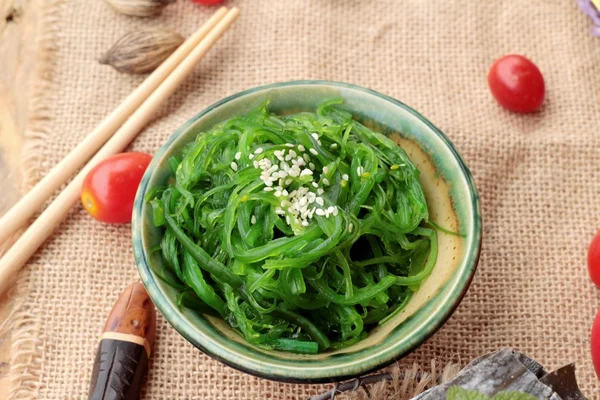 L'insalata di alghe è deliziosa e asciuga le alghe marine — Foto Stock