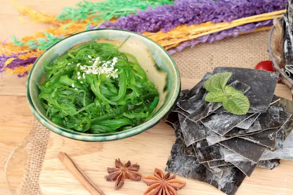 Yosun salatası çok lezzetli ve deniz yosunu kurur — Stok fotoğraf