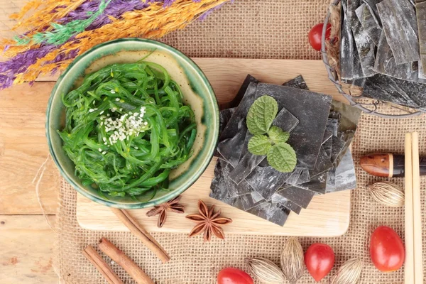 Yosun salatası çok lezzetli ve deniz yosunu kurur — Stok fotoğraf