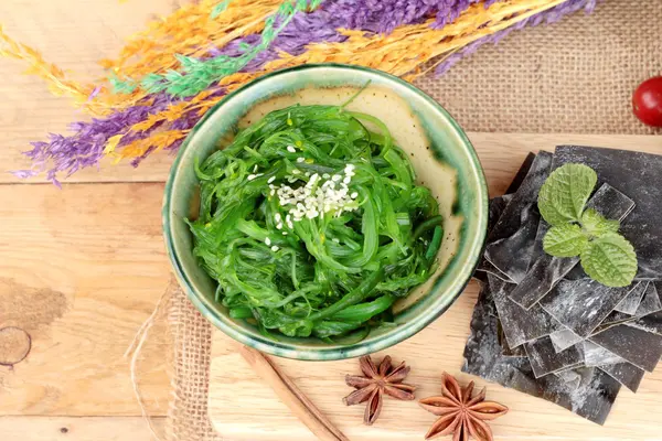 La salade d'algues est délicieuse et sèche les algues — Photo