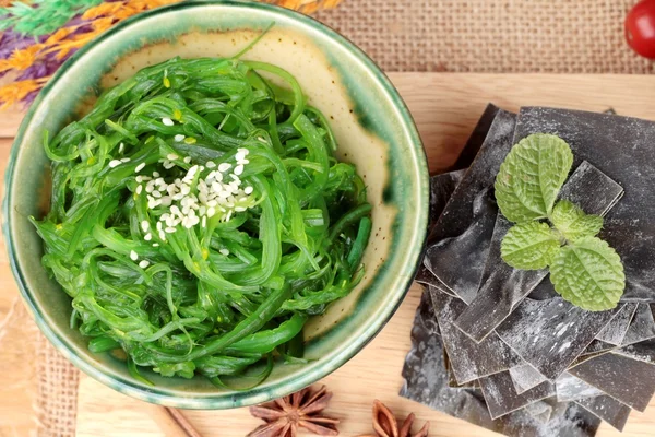 Yosun salatası çok lezzetli ve deniz yosunu kurur — Stok fotoğraf