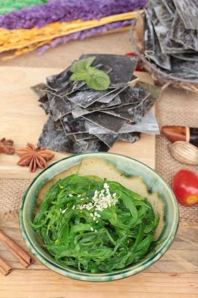 La salade d'algues est délicieuse et sèche les algues — Photo