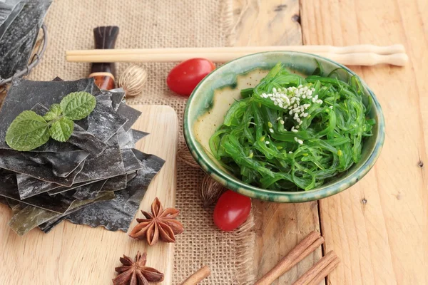 Yosun salatası çok lezzetli ve deniz yosunu kurur — Stok fotoğraf