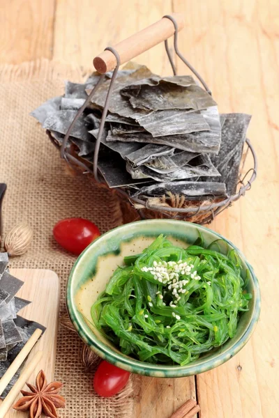 L'insalata di alghe è deliziosa e asciuga le alghe marine — Foto Stock