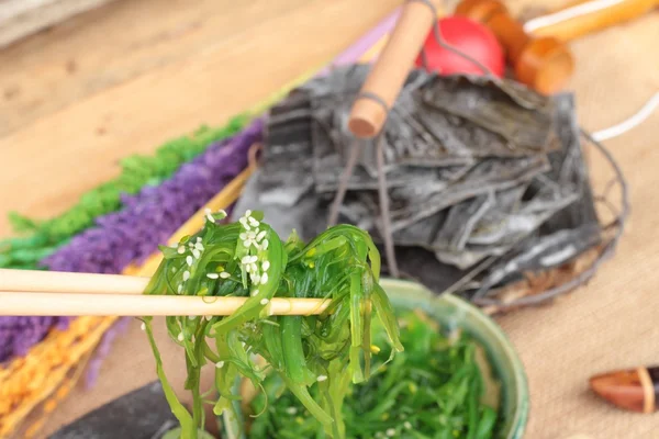 L'insalata di alghe è deliziosa e asciuga le alghe marine — Foto Stock