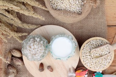 Süt ve sağlık lezzetli için pişmiş arpa