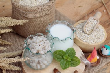 Süt ve sağlık lezzetli için pişmiş arpa