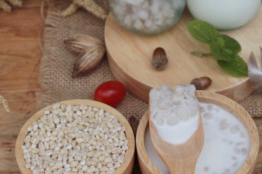 Süt ve sağlık lezzetli için pişmiş arpa