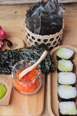 Karides yumurta ile lezzetli rulo suşi yapmak.