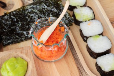 Karides yumurta ile lezzetli rulo suşi yapmak.