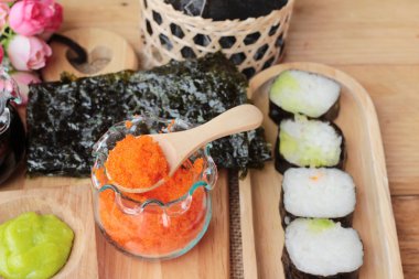 Karides yumurta ile lezzetli rulo suşi yapmak.