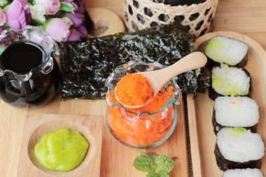 Karides yumurta ile lezzetli rulo suşi yapmak.